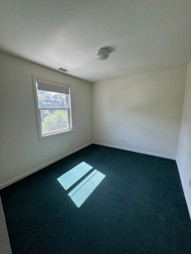 Photo - COMING SOON-Spacious 5bdr/3bath units available for a lease ending May 30. Building is located at... Unit C