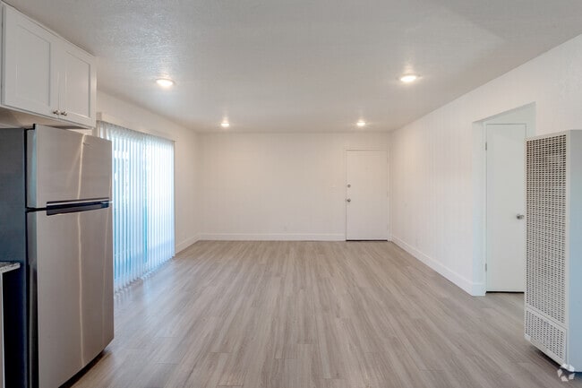 2BR,1BA - 810SF - Living Rom