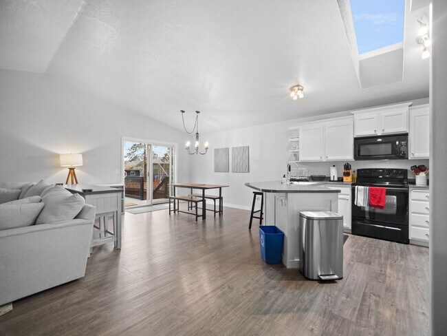 Photo - Bright & Comfortable 3 Bedroom Home