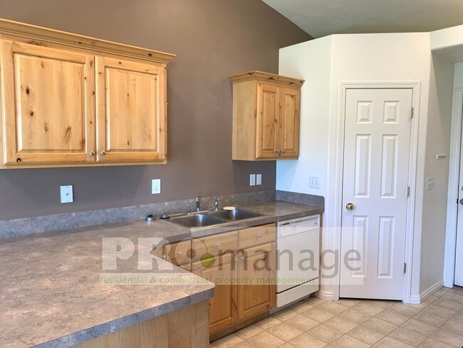 Photo - 3 Bed / 2 Bath Townhome w/ 2 Car Garage  -...