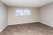 2BR, 1BA - 750 SF