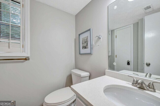 Photo - 2011 Kemp Rd NE