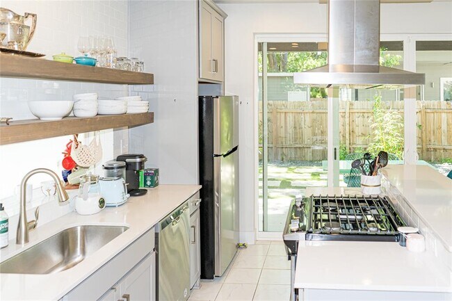 Photo - 2714 E 3rd St