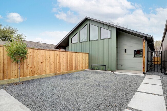 Building Photo - 1717 Airline Dr Unit B