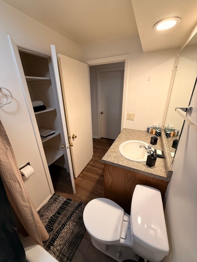 Building Photo - 310 Poplar St