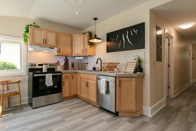 Photo - 215 E 8th St