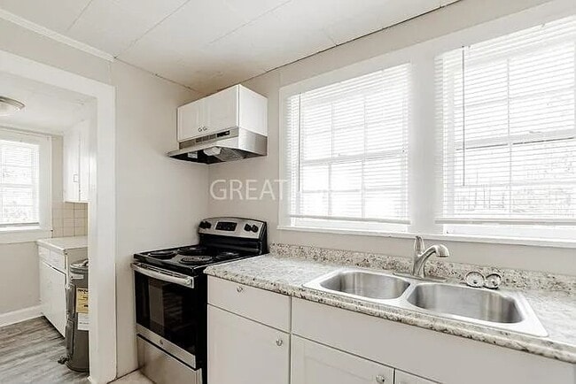 Photo - 1235 Roberts St