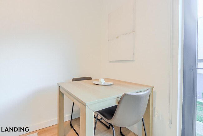 Photo - 2623 Keene St Unidad 530