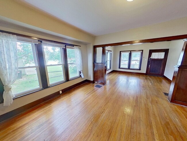 Photo - 709 E Main St