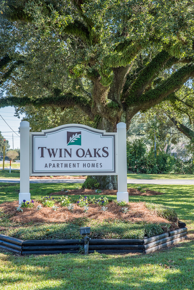 Twin Oaks Apartments - Twin Oaks Apartments