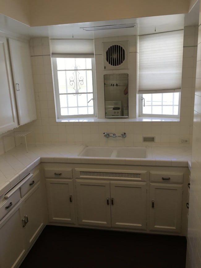 Classic Hollywood Kitchen with original tiles - 5211 W 9th St Unidad 5211 w. 9th Street