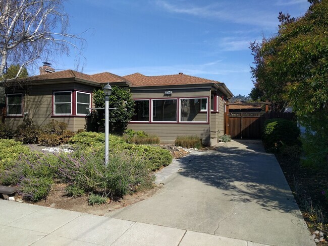 Building Photo - Charming, Light-Filled 2-Bedroom Home in R...