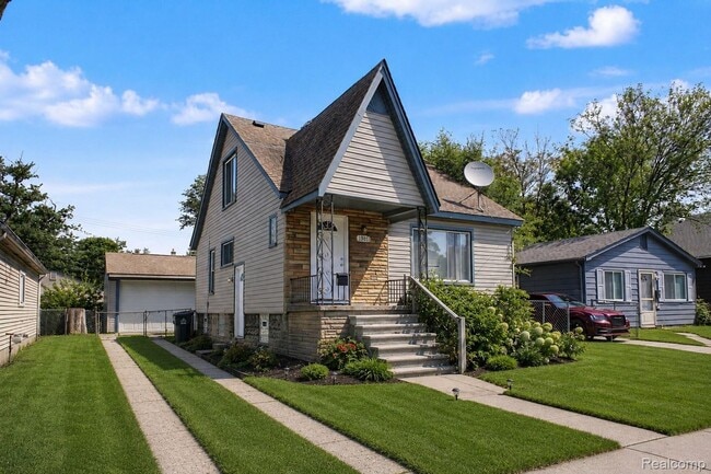 Building Photo - 1301 E Muir Ave