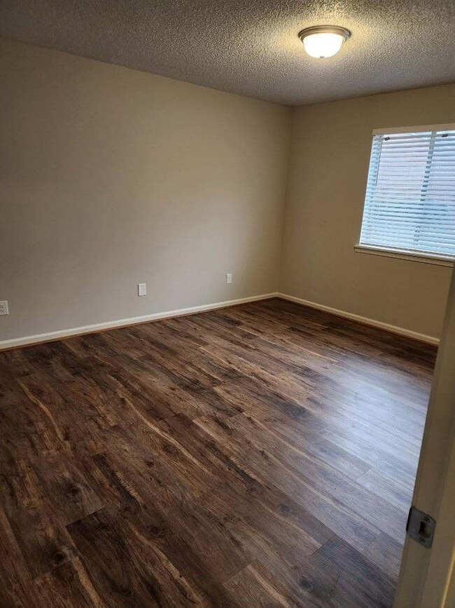 1 Master Bedroom - Cambridge Apartments of Florence