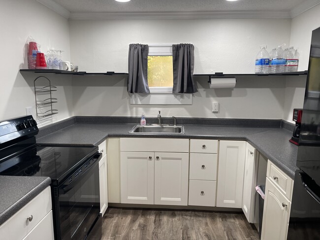 Photo - 110 W 6th St