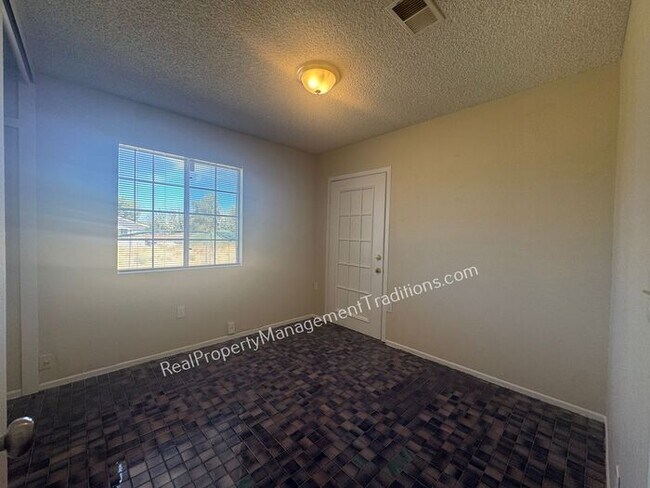Large Lot 4 + 2 in Lake Los Angeles