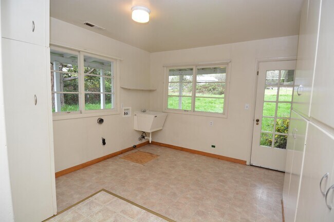 Photo - 5651 Lookingglass Rd