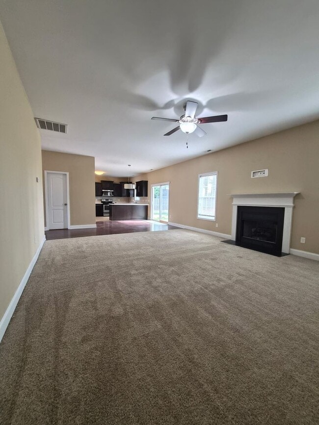 Photo - 4 bedroom 2.5 bathroom Home in Maidstone Park