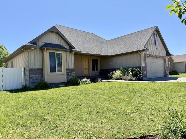 Building Photo - 2612 Eastview Dr
