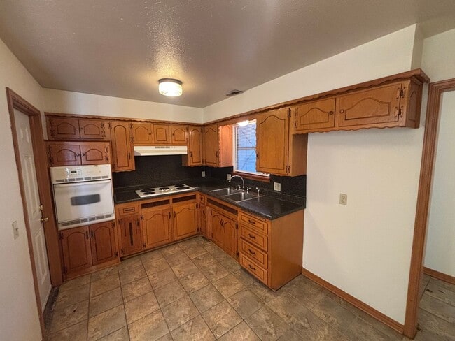 Photo - Wonderful 3 Bed 1.5 in Del City - *2 WEEKS FREE ON YOUR SECOND MONTH. FREE APPLICATIONS*