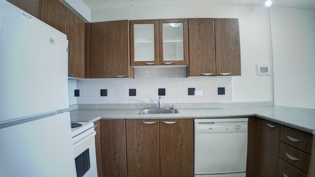 Building Photo - 11147 Whyte Ave NW Unit 1107