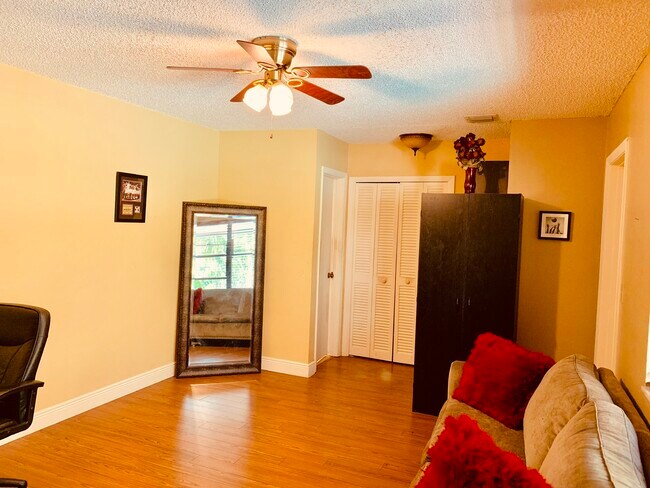 Photo - 109-1 SW 8th St