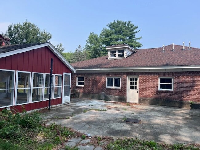 Building Photo - Large 4 bedroom, 2 1/2 bath home for rent ... Unit House