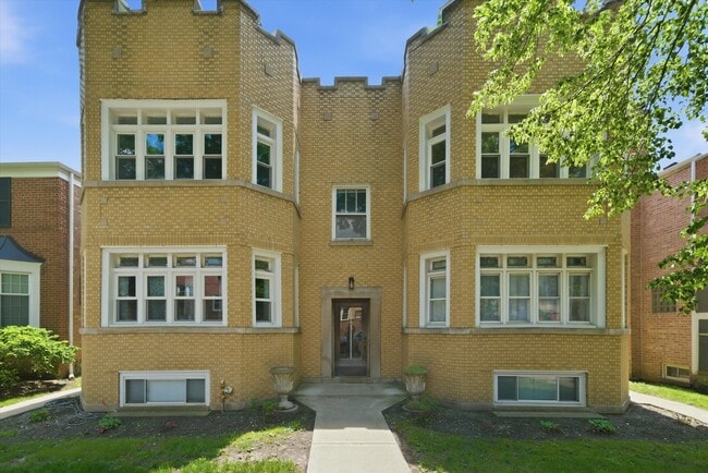 Building Photo - 2739 W Lunt Ave