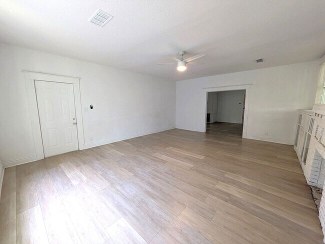 Photo - 1420 Live Oak St