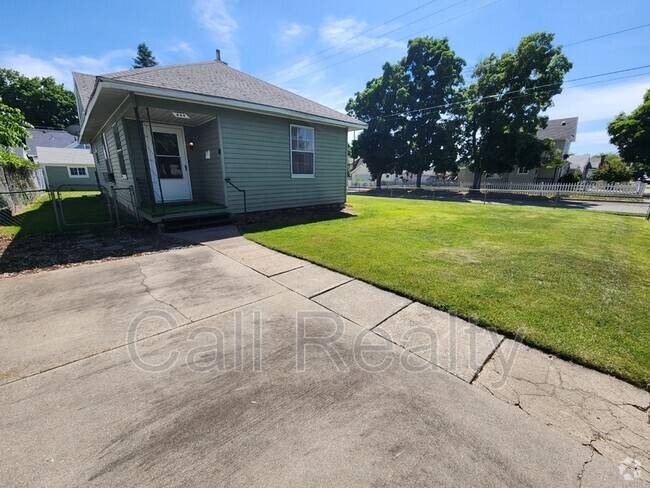 Building Photo - 829 W Chelan Ave Rental