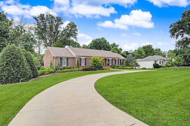 1913 Shamrock Dr