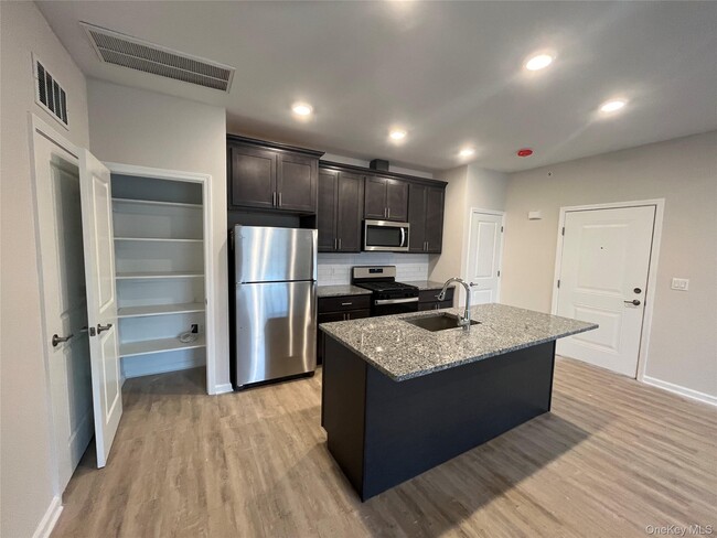 Building Photo - 412 Tower Ridge Cir