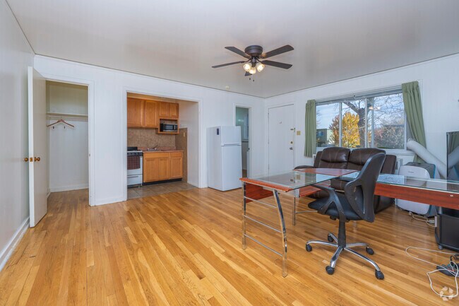 1BR, 1BA - 700SF - Living Room