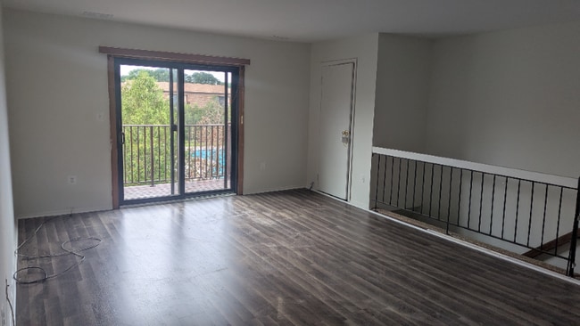 Building Photo - 1204 N Oaks Blvd Rental