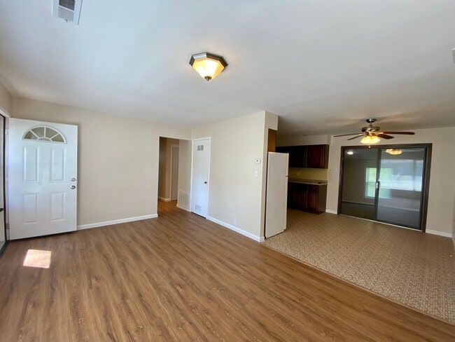 Building Photo - 10714 Cambridge Ave Rental