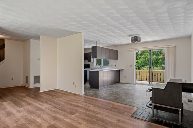 Photo - 3 or 4 Bed/ 3 1/2 bath