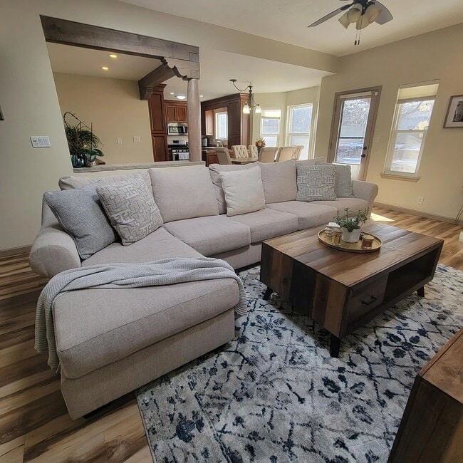 2127 Ave De Las Alturas