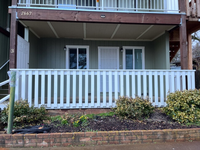 Building Photo - 2667 Lakeshore Blvd Unit 3