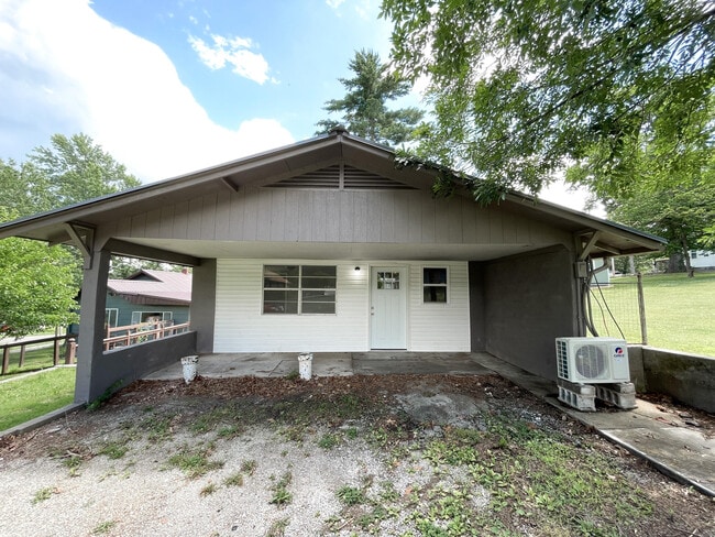Building Photo - 624 E South St Rental