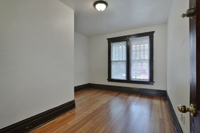 Photo - Great CENTRAL Location 5 Bedroom House - Virtual Showings Available