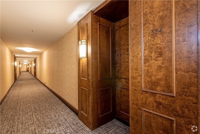 Building Photo - 121 S Hope St Rental