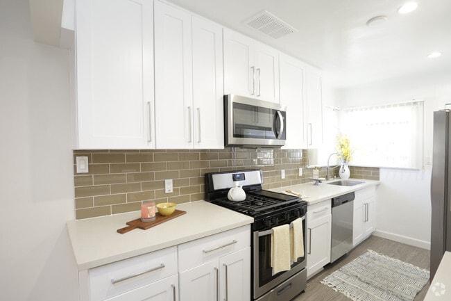 1BR, 1BA - 600 SF - Vantage Apartments