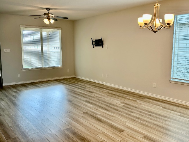 Photo - 810 Mineral Wells Ln