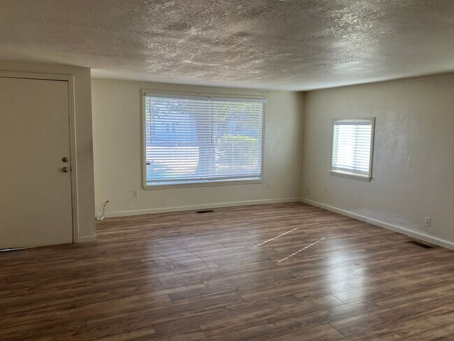 Photo - 1351 Leonard Ave Unidad A