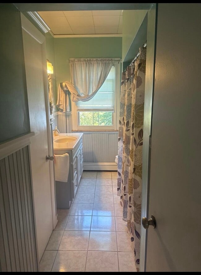 Building Photo - 1417 Chalkstone Ave Unit 3 bedroom with utilities included