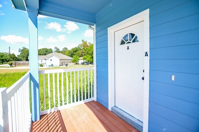 Photo - 239 Broadhurst Dr