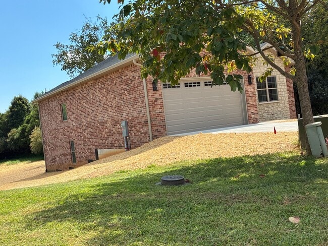 102 Twin Lakes Dr