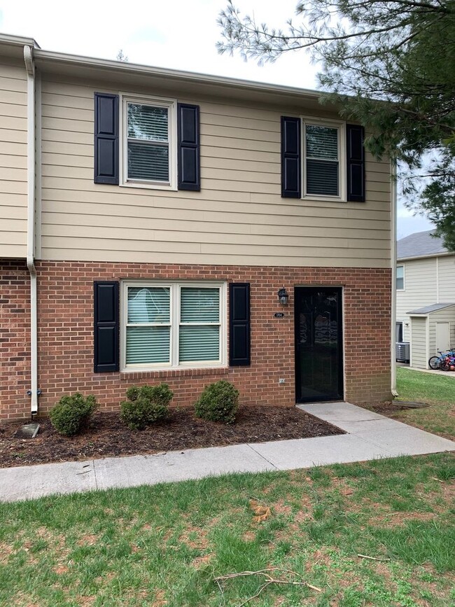 3 Bedroom 2.5 Bath Townhouse - 3 Bedroom 2.5 Bath Townhouse