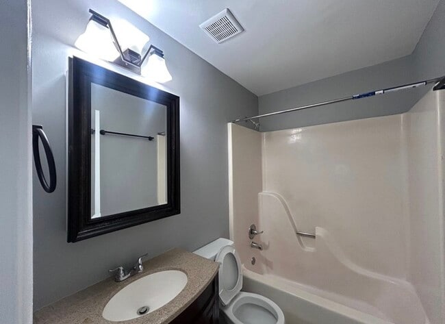 Photo - 3 Bedrooms 2.5 Bathrooms