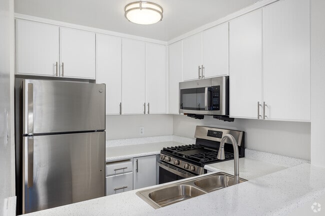 1BR, 1BA - 540SF - Kitchen - Beck Park